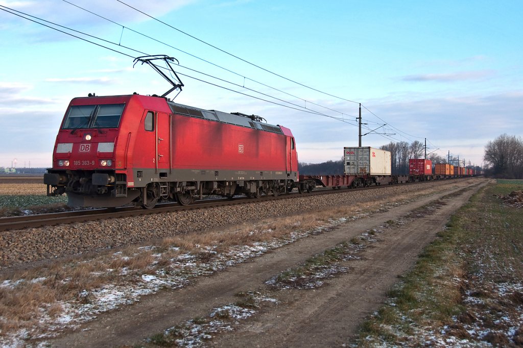 185 363, unterwegs zwischen Tulln und Tullnerfeld, am Morgen des 12.01.2013.