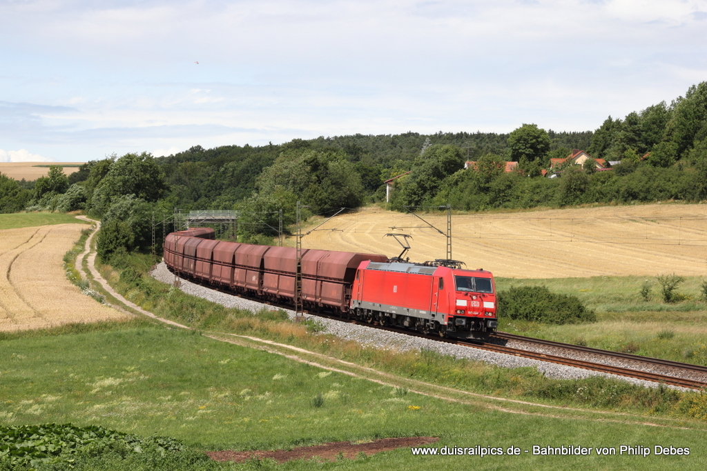 185 364-7 (DB) fhrt am 14. Juli 2012 um 14:25 Uhr mit einem Gterzug durch Edlhausen