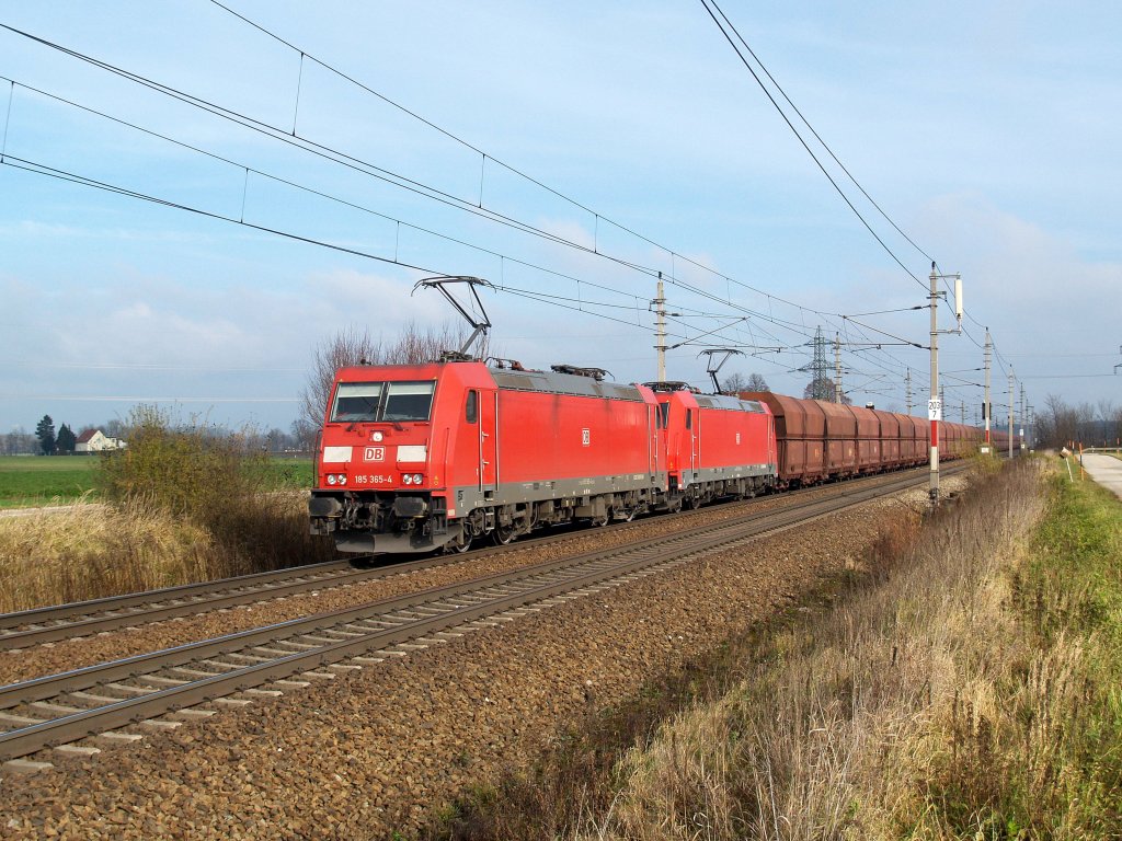 185 365 und 185 349 am 20.11.2010 unterwegs bei Marchtrenk 