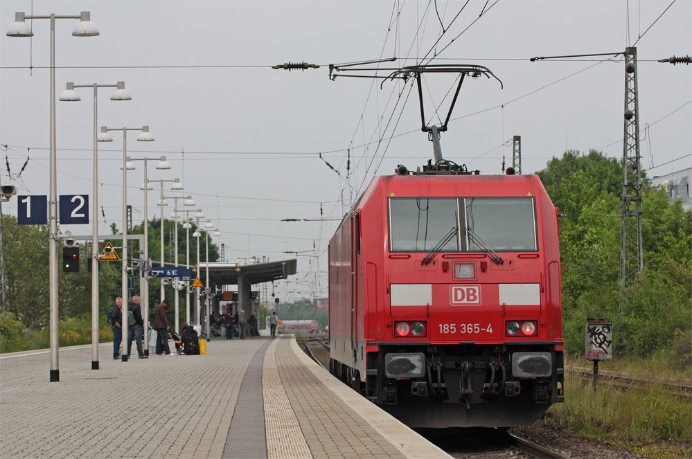 185 365-4 als Tfzf Richtung Kln bei der Durchfahrt in Aachen Rothe-Erde, 1.6.10