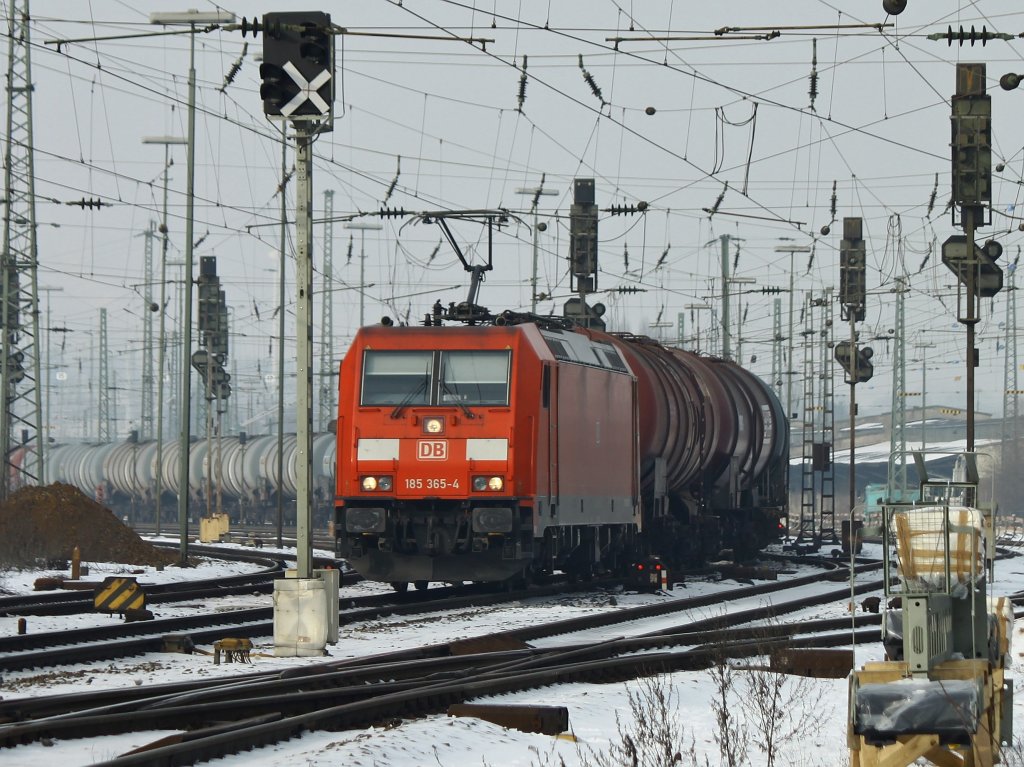 185 365-4 zieht am 23.01.2013 einen Kesselzug aus Aachen West Richtung Kln.