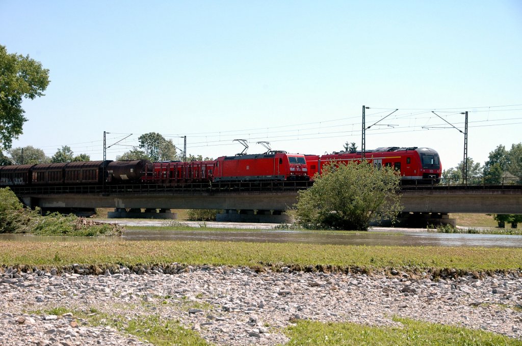 185 365 und 440 043 treffen sich am 06.06.2010 auf der Isarbrcke bei Plattling.
