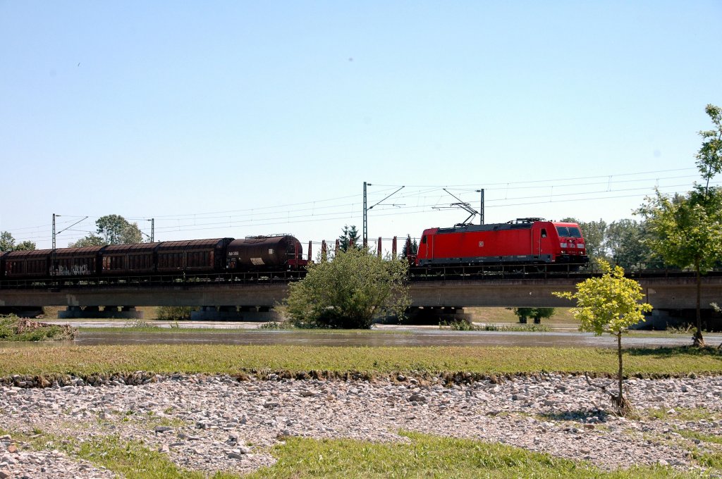 185 365 auf der Isarbrcke bei Plattling, am 06.06.2010.