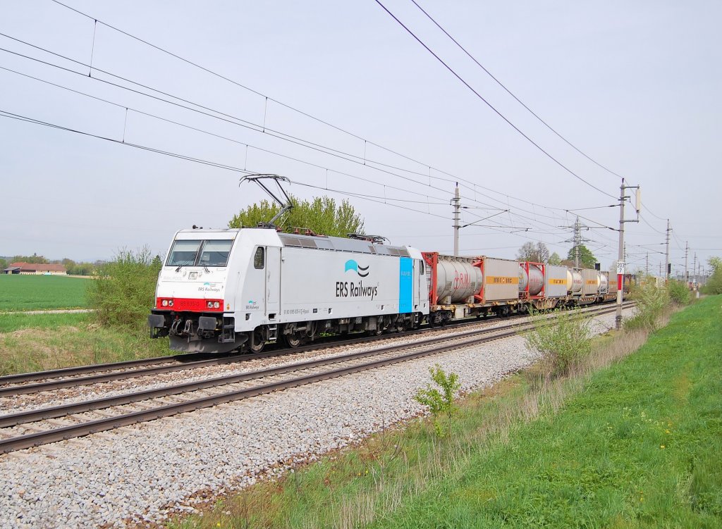 185 365 ist mit ihrem Anhang am 27.04.2013 in Marchtrenk
zu sehen gewesen.