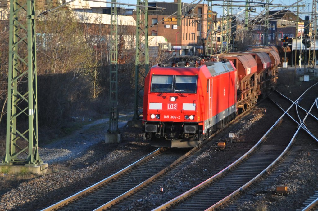 185 366-2, am 19.03.2011 in Lehrte. Fotostandpunkt ist der Balkon des Lehrter Museumstellwerk.