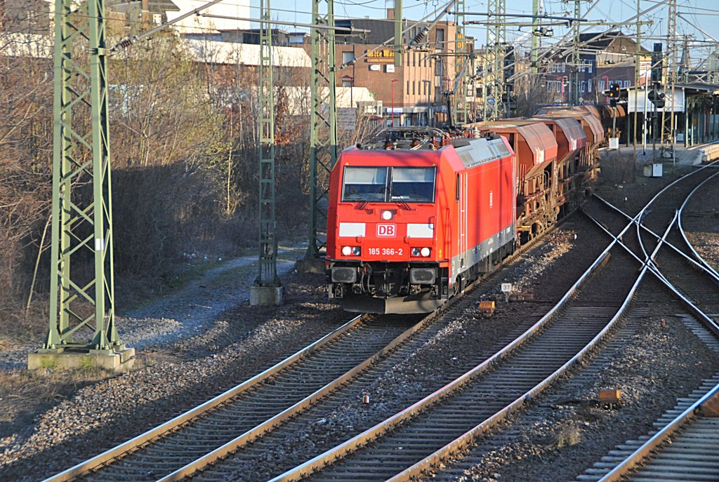 185 366-2, am 19.03.2011 in Lehrte. Fotostandpunkt der Balkon des Muesumstellwerk.