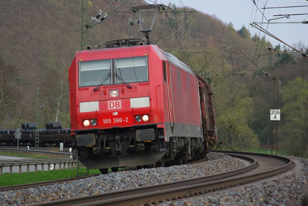 185 366-2 darf sich an einer kleinen Sticker-Verzierung unter dem groen DB-Keks erfreuen... Aufgenommen am 14.04.2010 bei Albungen.