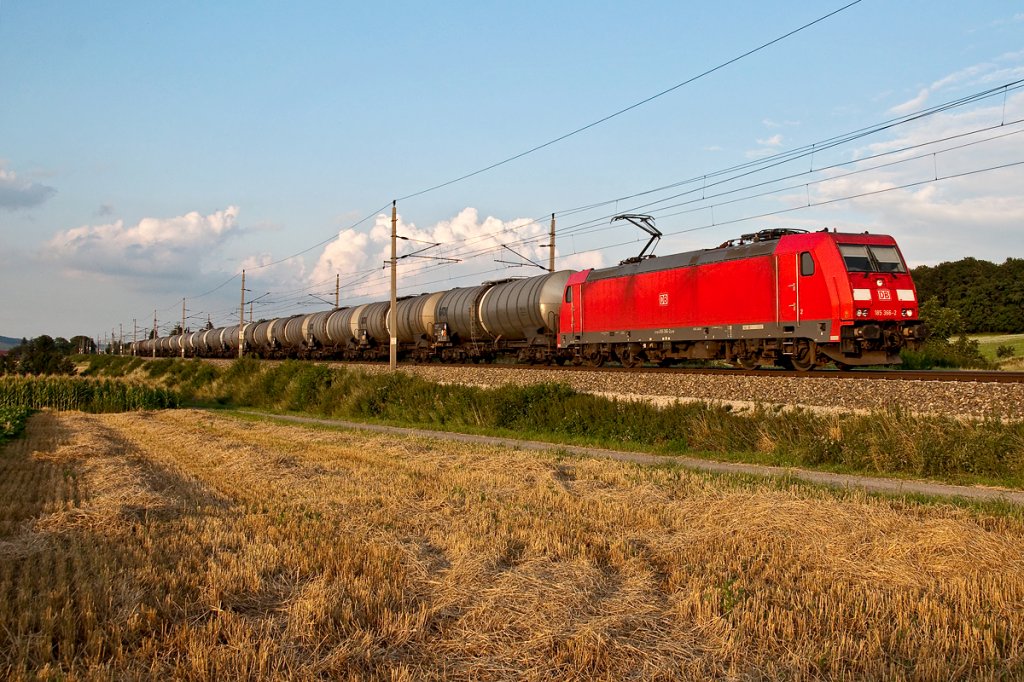 185 366 ist mit einem GATX Kesselwagenganzzug zwischen Neulengbach und Ollersbach Richtung Westen unterwegs. Die Aufnahme entstand am 27.07.2011 um 19:37.