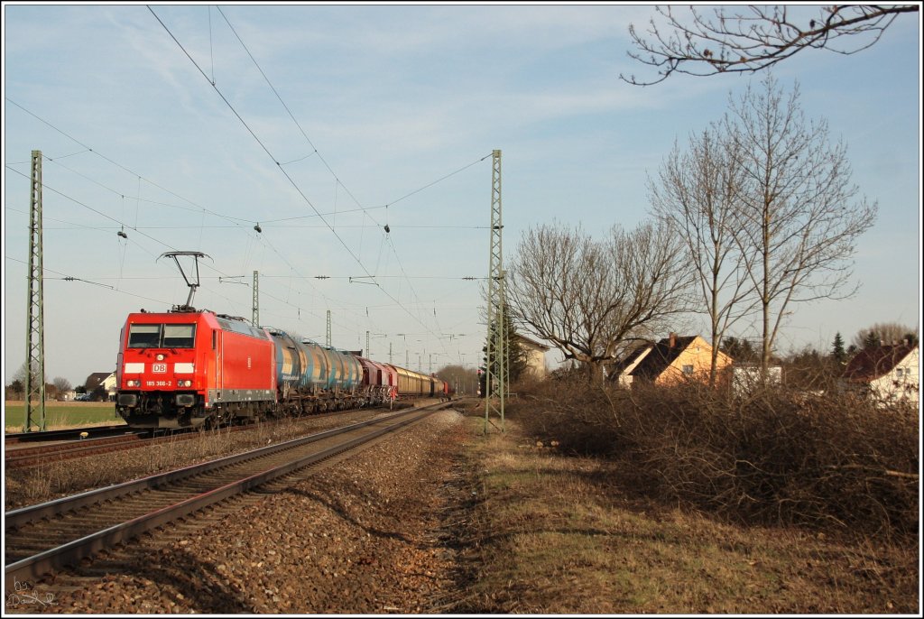 185 366 mit der Plattlinger �bergabe von Plattling nach Regensburg Ost am 24.03.2011 in Mangolding.