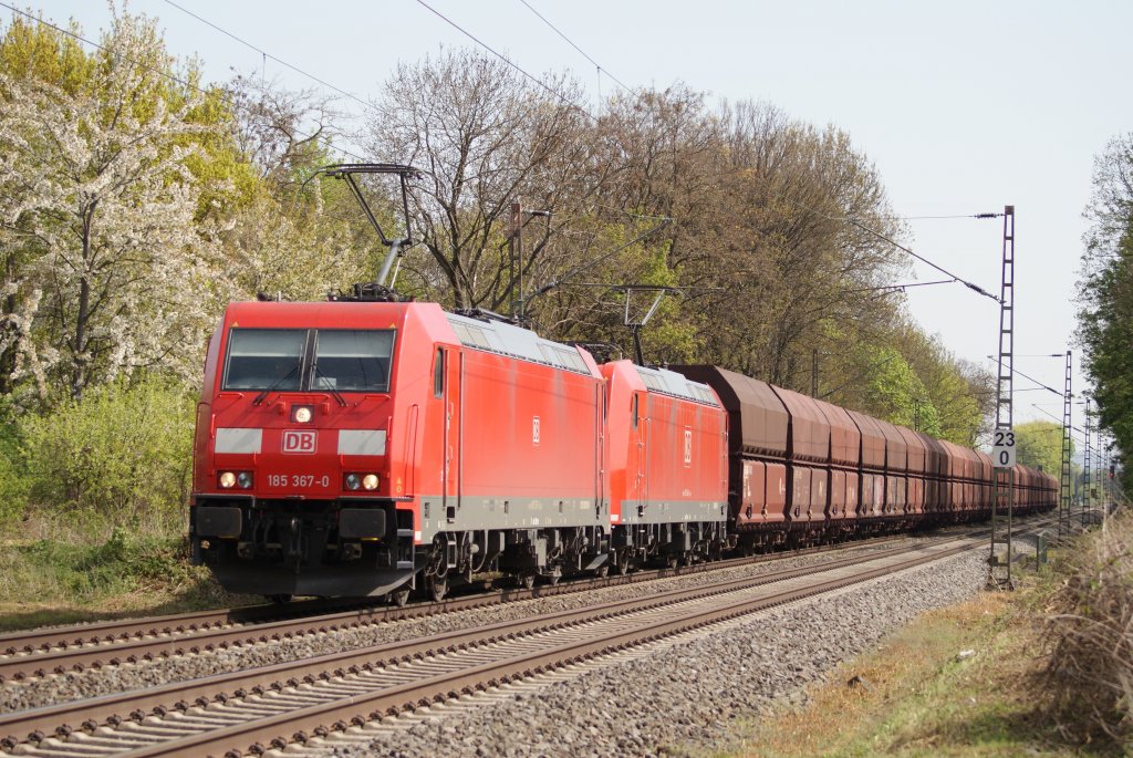 185 367-0 + 185 046-0 mit einem Kohlezug in Bornheim am 24.04.2010