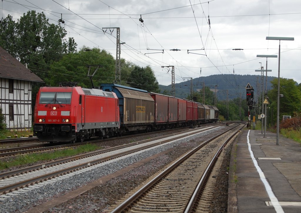 185 367-0 am 23.07.2011 mit einem Autoteilezug in Kreiensen