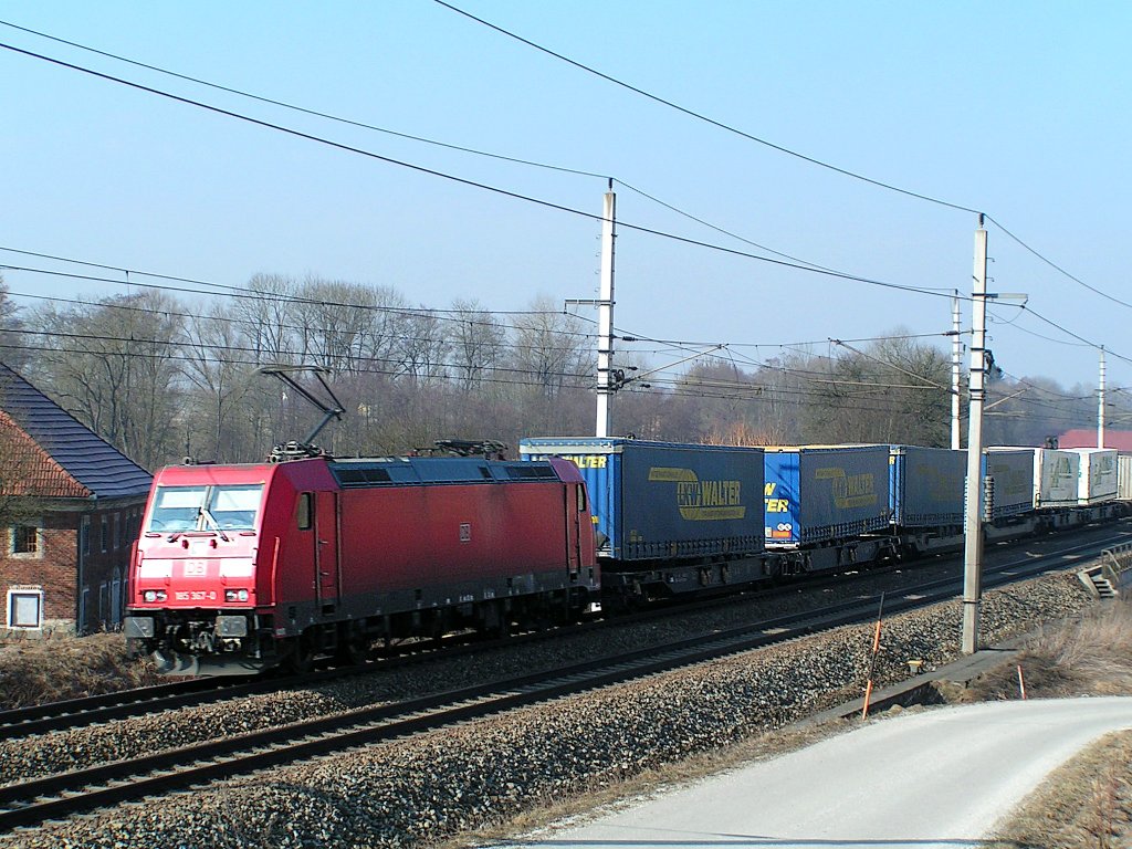 185 367-0 ist mit der F�hrung eines Containerzuges Richtung Wels betraut;110224