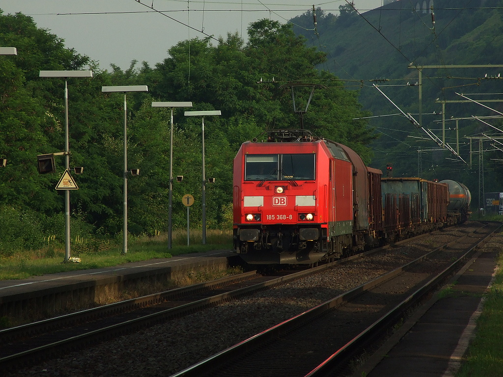 185 368-8 mit einem Gterzug bei der Durchfahrt von Vallendar/Rhein.30.6.2010