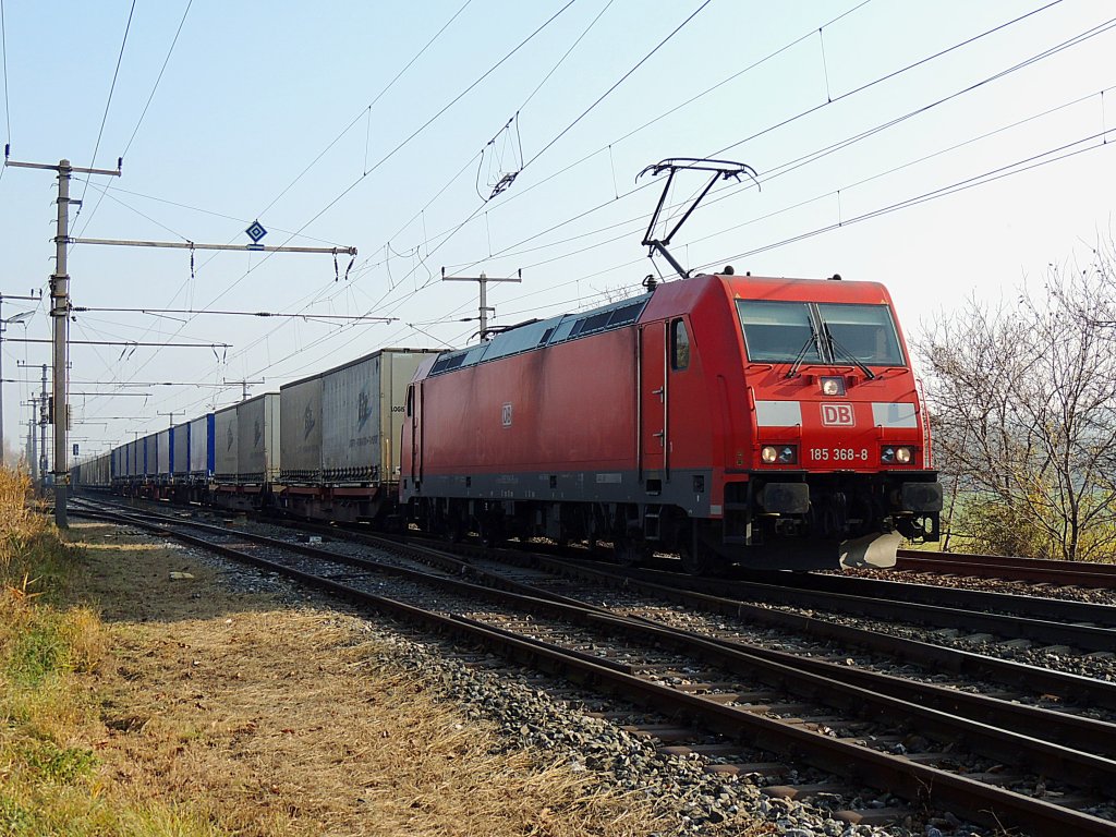 185 368-8 zieht auf der Ostbahn, von Ungarn kommend, einen Containerzug Richtung Wien; 121114