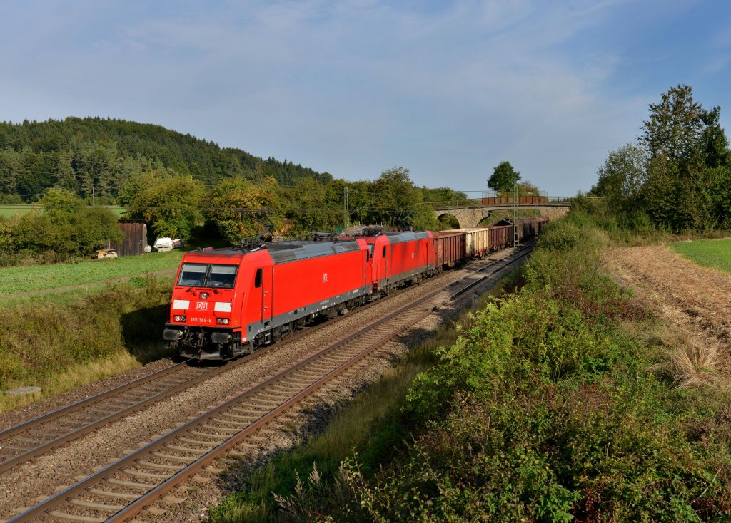 185 369 + 185 397 mit einem Gterzug am 11.09.2012 unterwegs bei Dettenhofen.