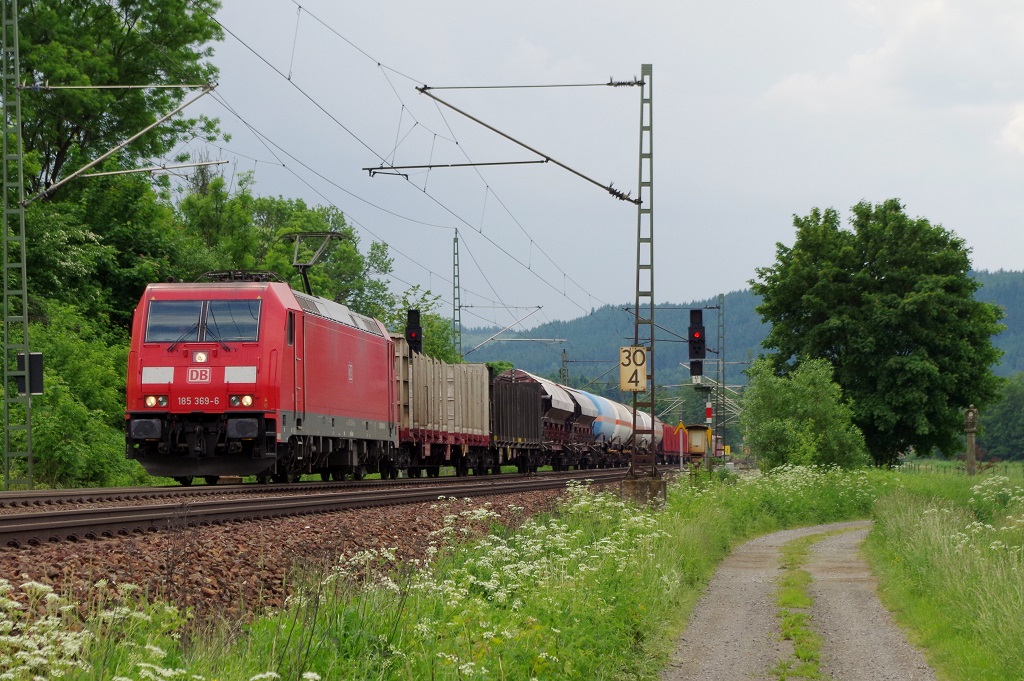 185 369 mit gemischten Gterzug am 08.06.2013 bei Rothenkirchen gen Steinbach am Wald. 