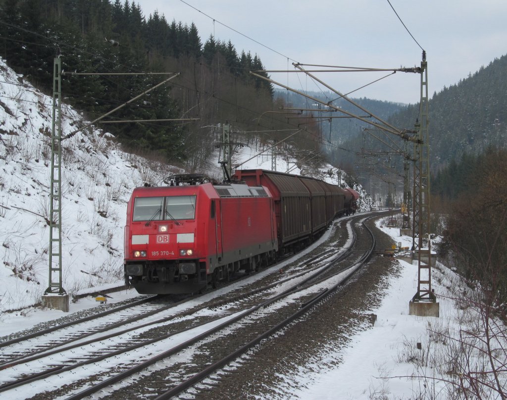 185 370-4 ist am 14. Februar 2013 mit einem gemischten Gterzug im Frankenwald bei Ludwigsstadt unterwegs.
