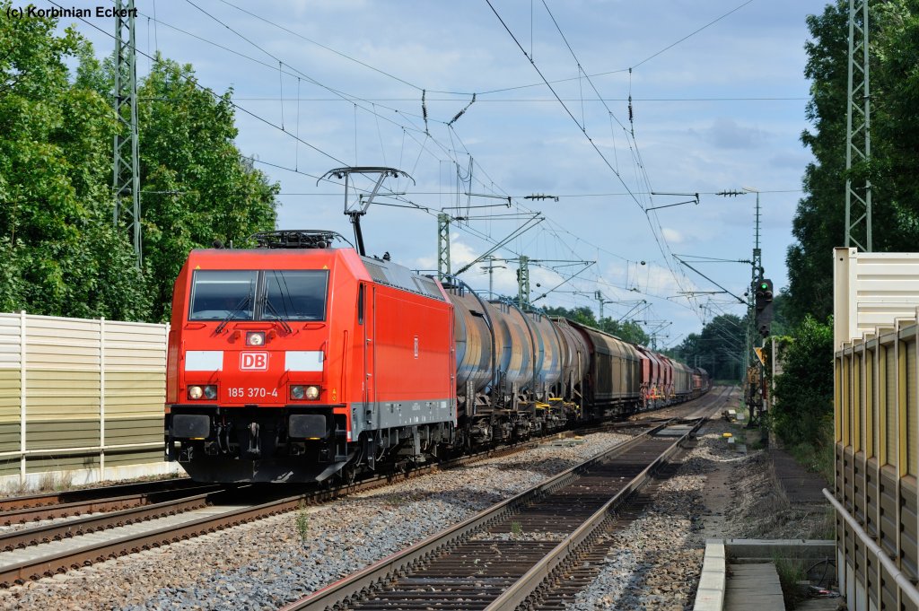 185 370-4 mit einem gemischten Gterzug (Plattling-Nrnberg Gbf) bei der Durchfahrt in Snching, 07.08.2012