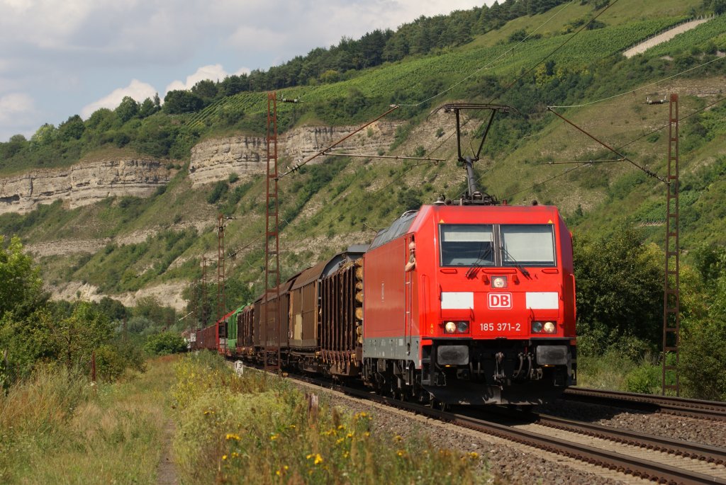 185 371-2 mit einem gemischten Gterzug in Thngersheim am 31.07.2010