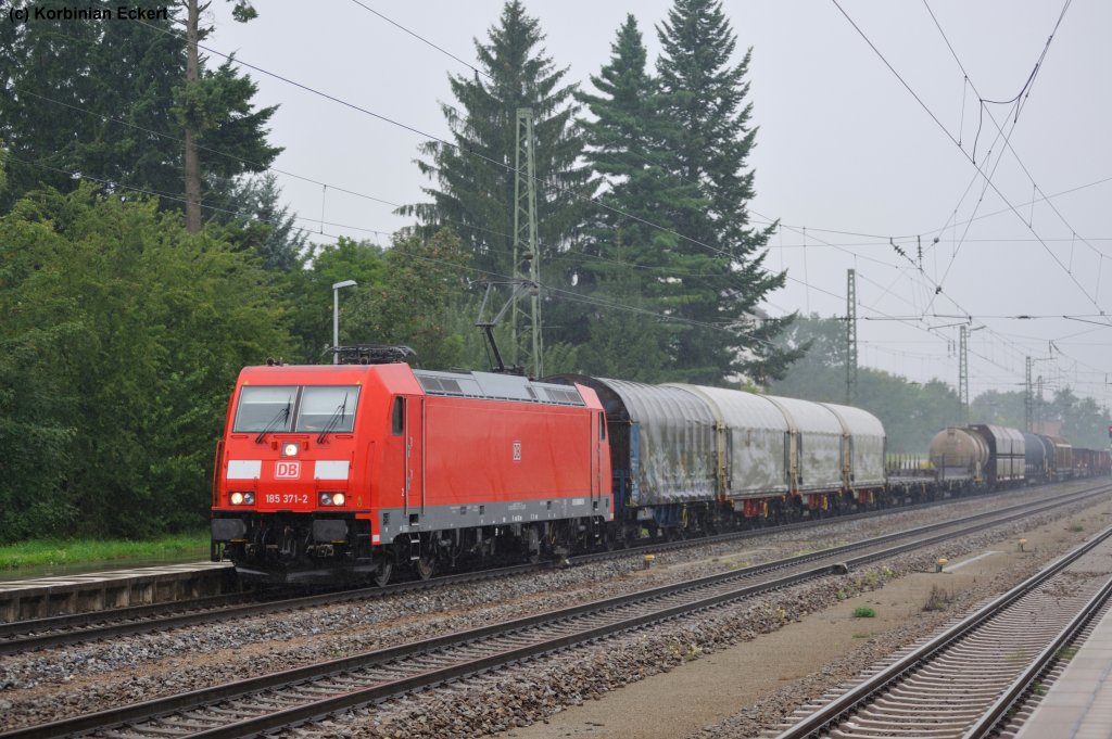 185 371-2 mit einem gemischten Gterzug bei der Durchfahrt in Strakirchen Richtung Plattling, 16.08.2012