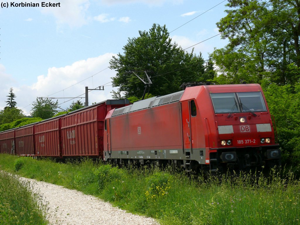 185 371-2 mit einem Umleiter auf der Donautalbahn bei Regensburg-Prfening, 27.05.2010