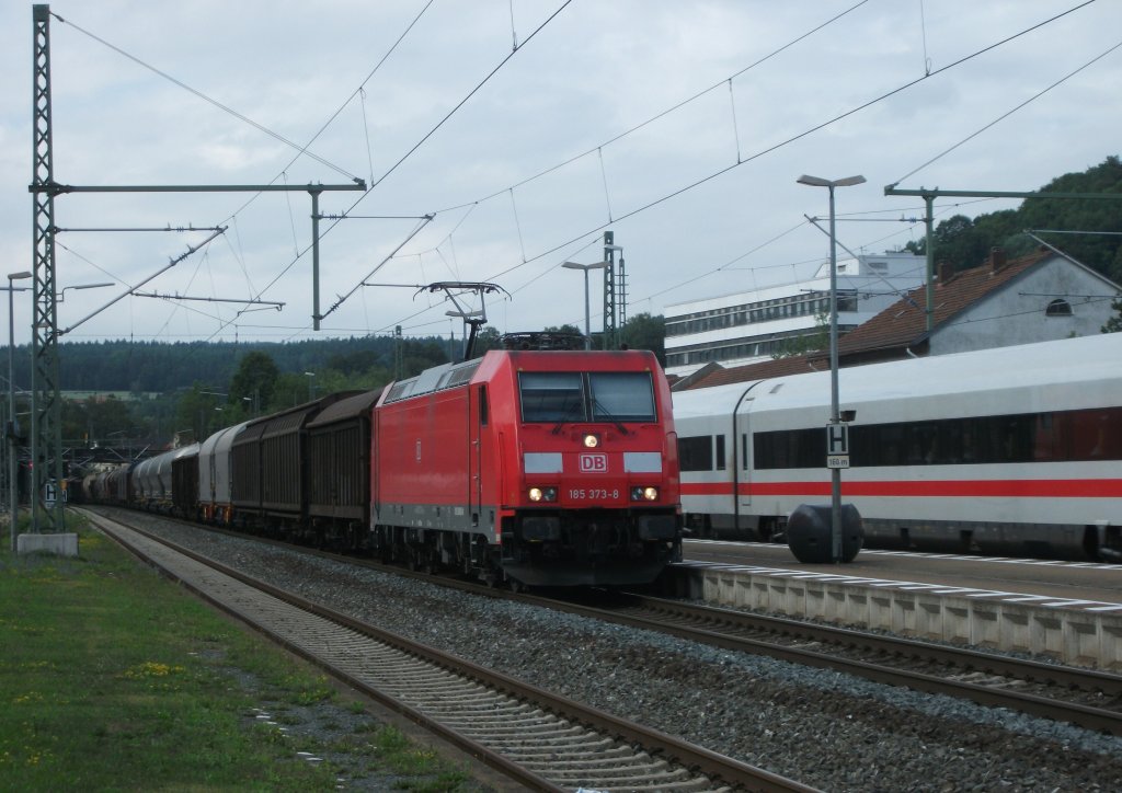 185 372 durchfhrt am 21.Juni 2011 mit einem Mischer den Bahnhof Kronach Richtung Lichtenfels, whrend der Metropolitan als ICE 914 Richtung Saalfeld(S) durchfhrt.