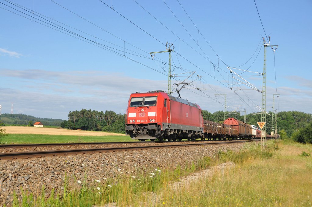 185 372 ist mit einem gem.GZ in Richtung Ansbach unterwegs.Bild entstand in Oberdachstetten am 18.7.2012
