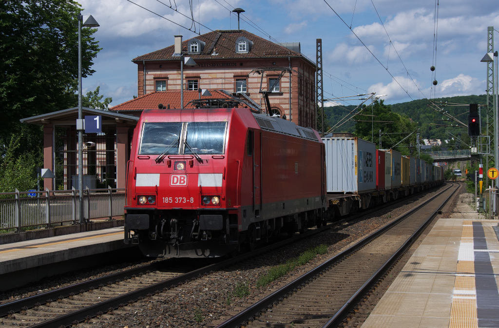 185 373-8 ist mit ihrem Containerzug in Richtung Würzburg unterwegs, hier bei der Durchfahrt von Veitshöchheim. 

30.07.2012