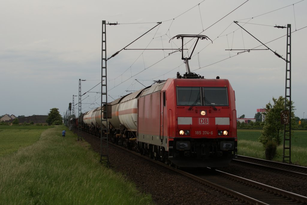 185 374-6 mit einem gemischten G�terzug bei der Durchfahrt durch Neuss-Allerheiligen am 29.05.10