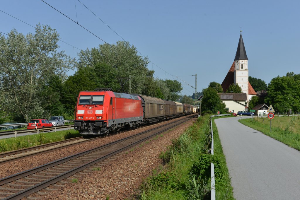 185 374 mit einem Gterzug am 28.06.2012 unterwegs bei Hausbach.