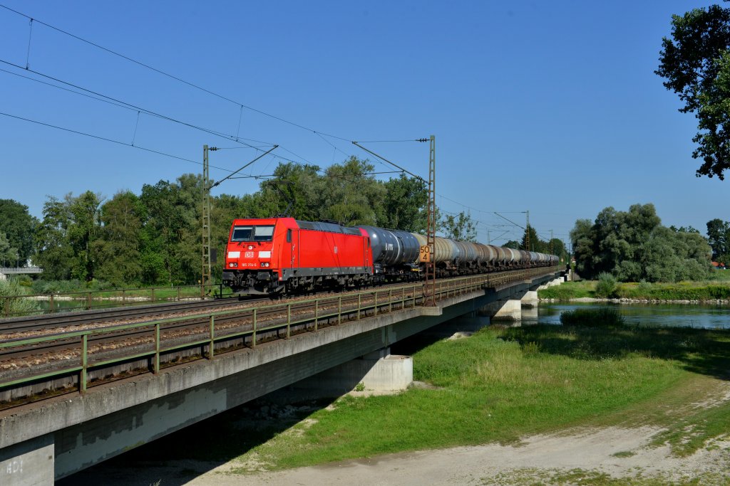 185 374 mit einem Kesselzug am 01.08.2012 bei der �berquerung der Isar in Plattling.
