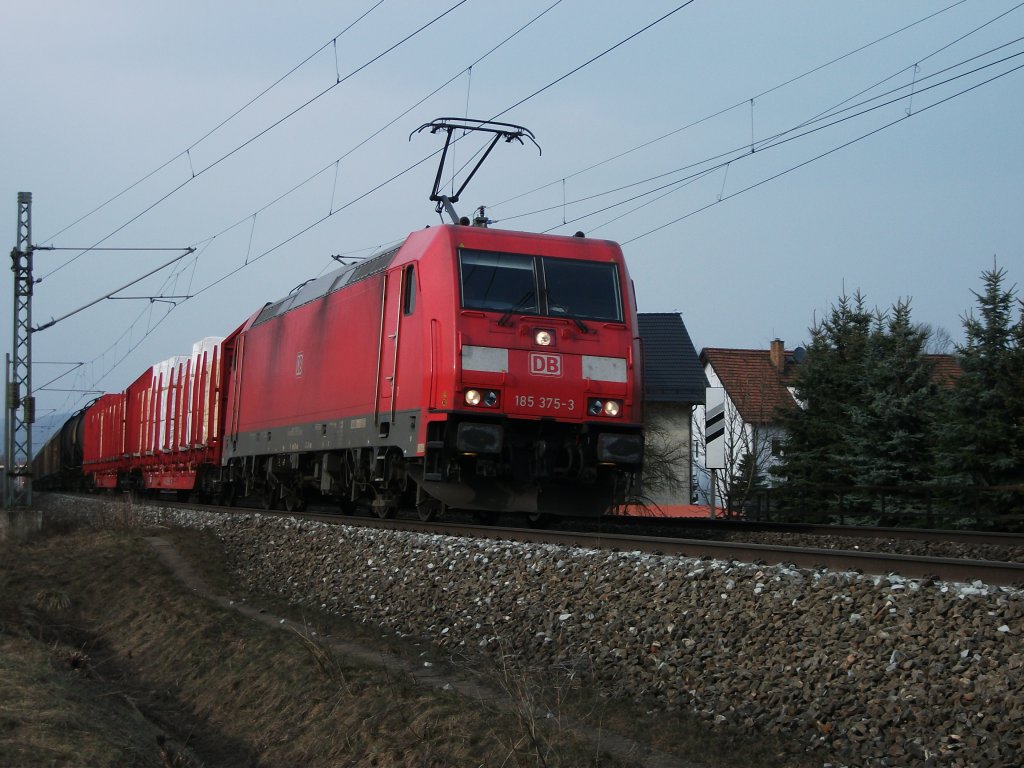 185 375 ist am 30.03.11 bei Stockheim(Oberfr) mit einem gemischten Gterzug Richtung Kronach unterwegs.