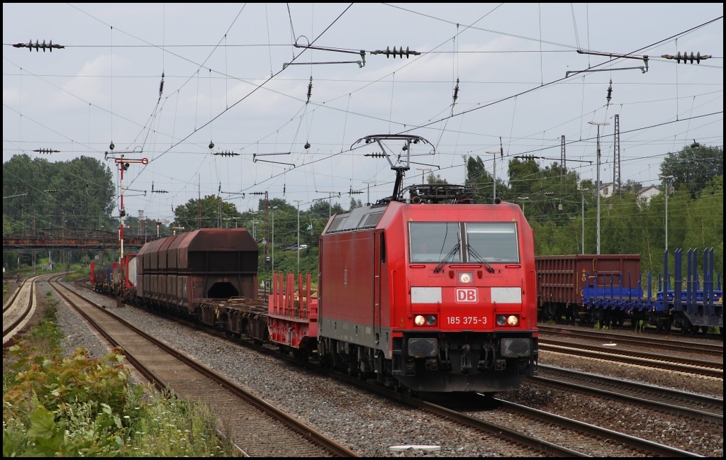 185 375 mit einem gemischten kurzen Gterzug am 06.08.11 bei der Durchfahrt von Dsseldorf Rath