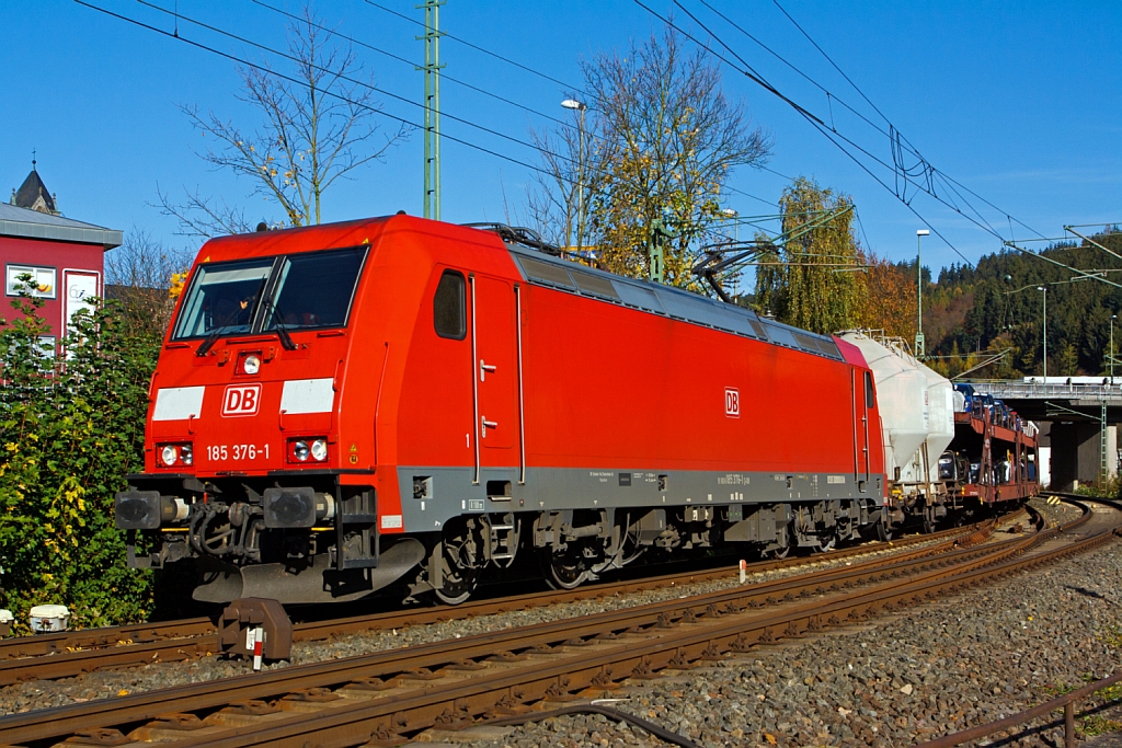 185 376-1 (eine Bombardier TRAXX F140 AC2  und somit eine BR 185.2) der DB Schenker Rail zieht einen gemischten Gterzug, auf der Siegstrecke (KBS 460) in Richtung Kln, hier am 27.10.2012 kurz vor dem Bahnhof Betzdorf/Sieg (bei km 122,8).