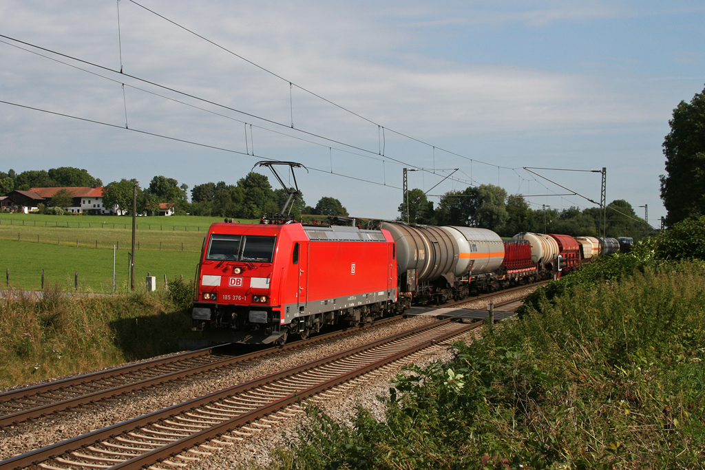 185 376 mit einem sch�nen gemischten G�terzug am 10.08.2010 bei Gro�karolinenfeld.