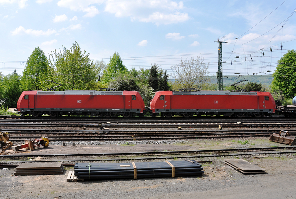 185 377-9 und 185 354-8 ziehen Flachwagen mit Stahlrollen durch den Bf Linz - 06.05.2013