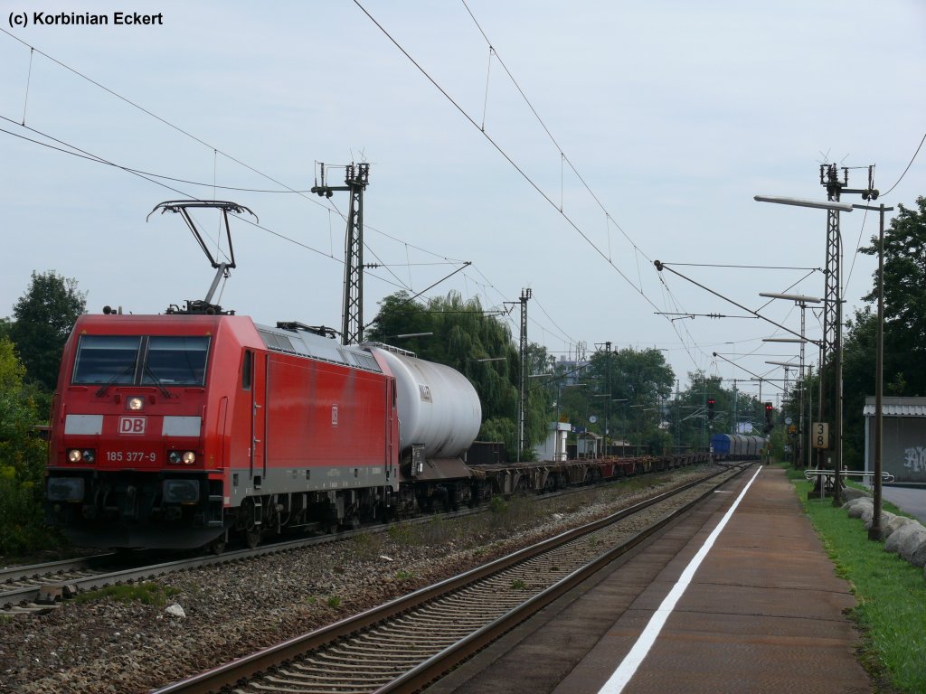185 377-9 mit einem gemischten Gterzug bei der Durchfahrt in Regensburg-Prfening, 11.08.2010