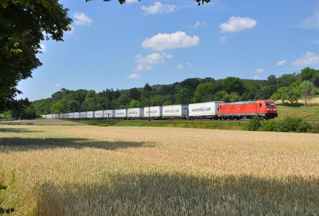 185 377 mit dem Ekol-KLV auf der Filsbahn in Richtung Mnchen.Aufgenommen bei Ebersbach(Fils)am 20.7.2013