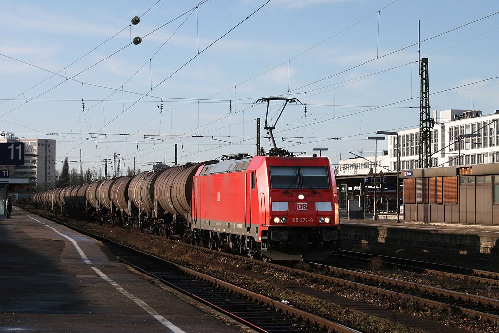185 377 mit einem Kesselwagenzug am 28.12.2009 in M�nchen Ost.