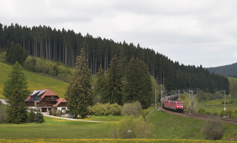 185 378-7 + 185 284-7 sowie 185  250-8 (am Zugschluss) mit einem umgeleitetem Gterzug am 22. Mai 2010 bei St. Georgen (Schwarzw).
