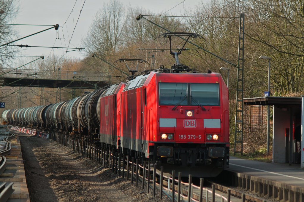 185 379-5 und 185 250-8 ziehen am 09.03.2012 einen kurzen Kesselzug von Aachen West �ber die KBS480 durch die Baustelle bei Eilendorf Richtung K�ln.