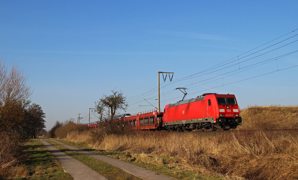 185 379-5 fuhr am 05.03.2013 mit einem Autozug von Emden nach Osnabrck, hier bei Veenhusen.