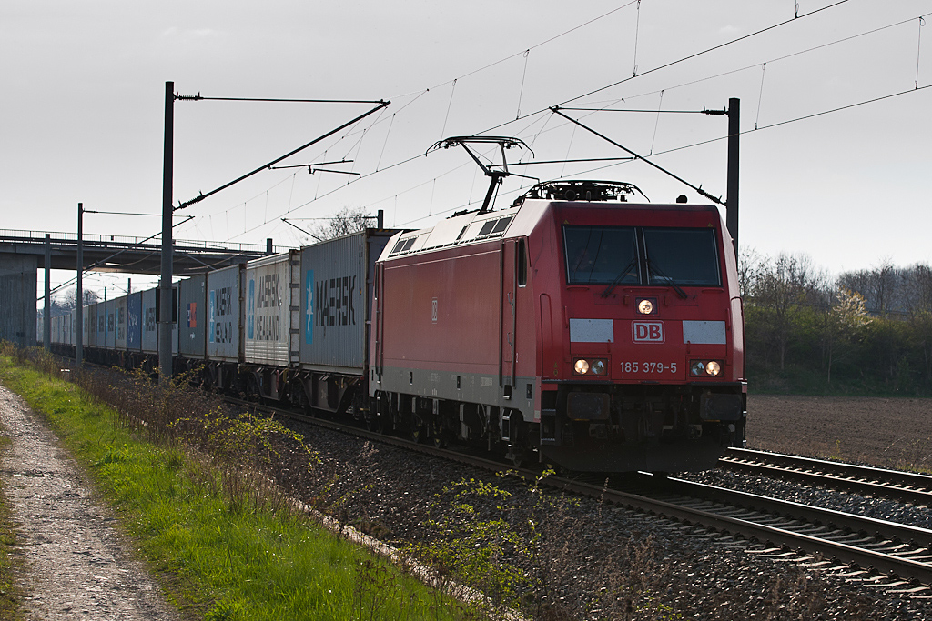 185 379 zieht einen Containerzug bei Bornitz am 17.04.2012 in Richtung Riesa.