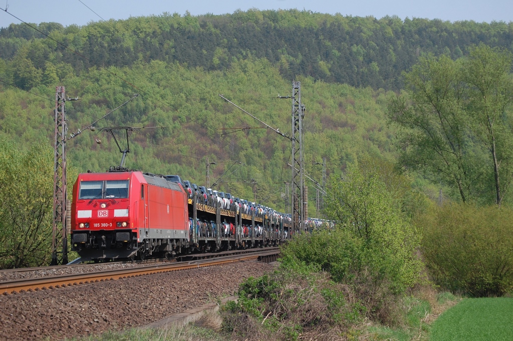 185 380-3 mit CSQ 48928 Kalsdorf - Bremerhaven Kaiserhafen, am 22.04.2011 bei Freden
