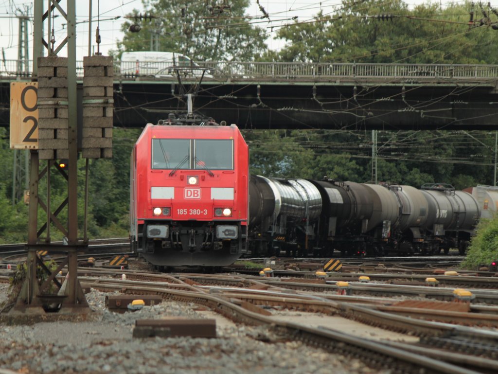 185 380-3 zieht am 22.07.2011 einen Kesselzug unter der Brcke Turmstrasse nach Aachen West.