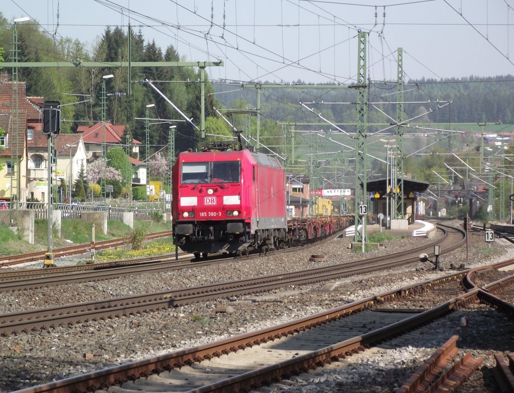 185 380-3 zieht am 23. April 2011 einen Containerzug durch Kronach. 