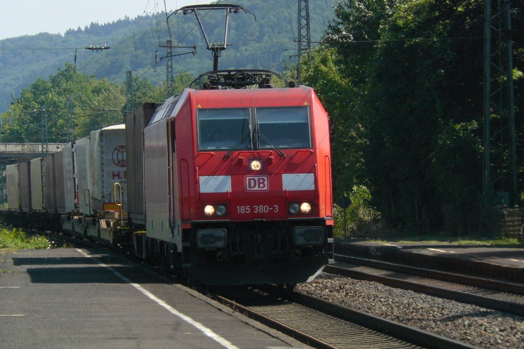 185 380 f�hrt am 1.8.2011 nachmittags mit ihrem Containerzug durch Sinzig am Rhein. 