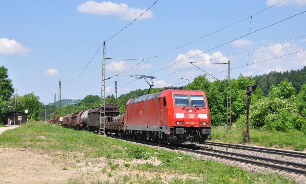 185 380 mit gem.Gterzug in Richtung Ulm.Aufgenommen in Gingen an der Fils am 28.5.2012