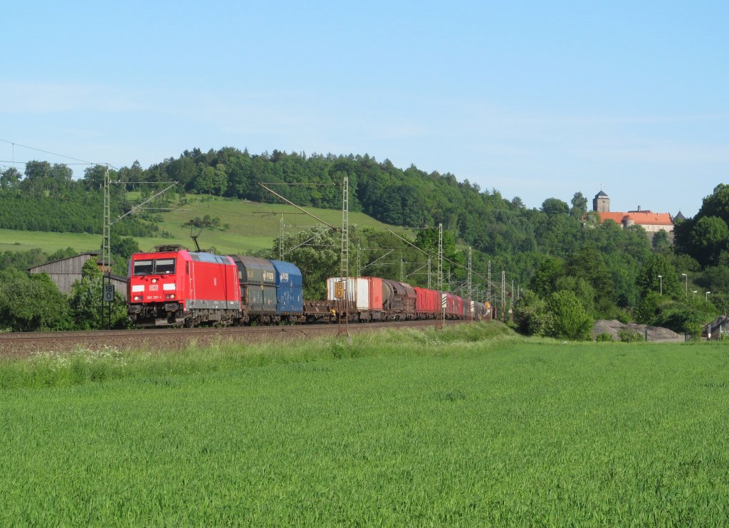 185 381-1 ist am 05. Juni 2013 mit einem gemischten Gterzug bei Kronach unterwegs.