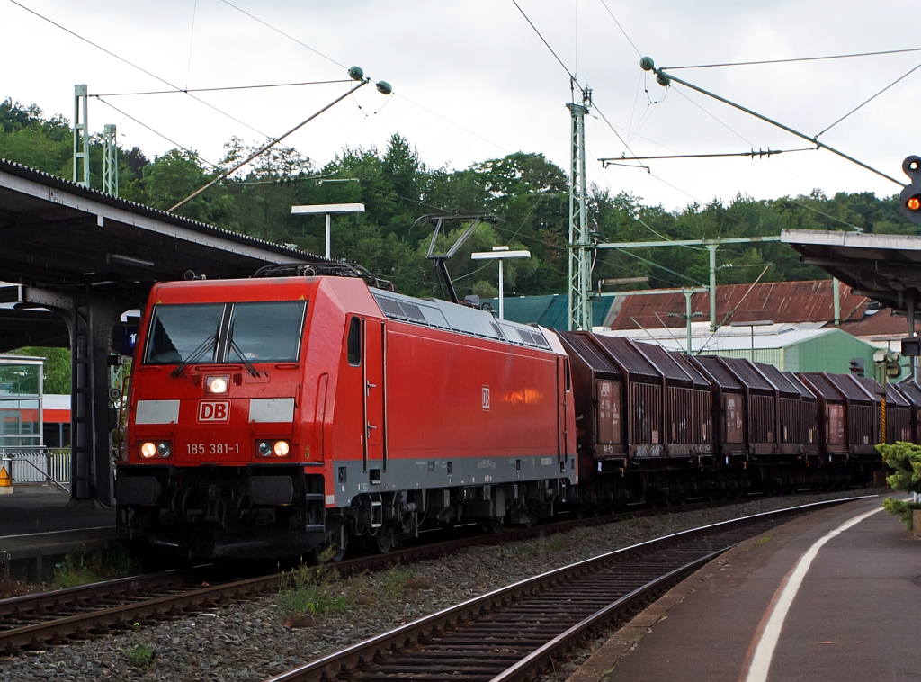 185 381-1 der DB Schenker Rail zieht am 19.07.2012 einen Gterzug durch den Bahnhof Betzdorf (Sieg) in Richtung Siegen.